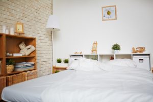 Amenajare dormitor mic cu perete de caramida